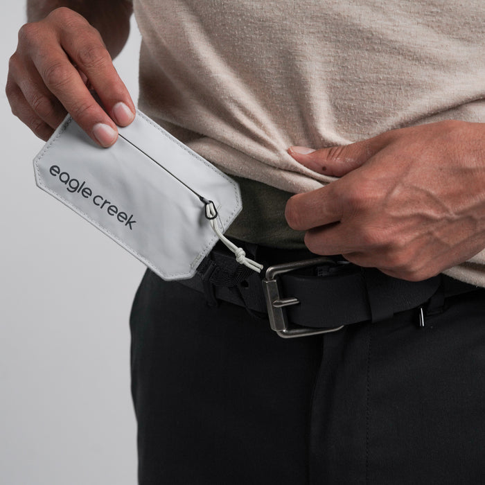 Man Clips Eagle Creek Hidden Pocket to His Belt
