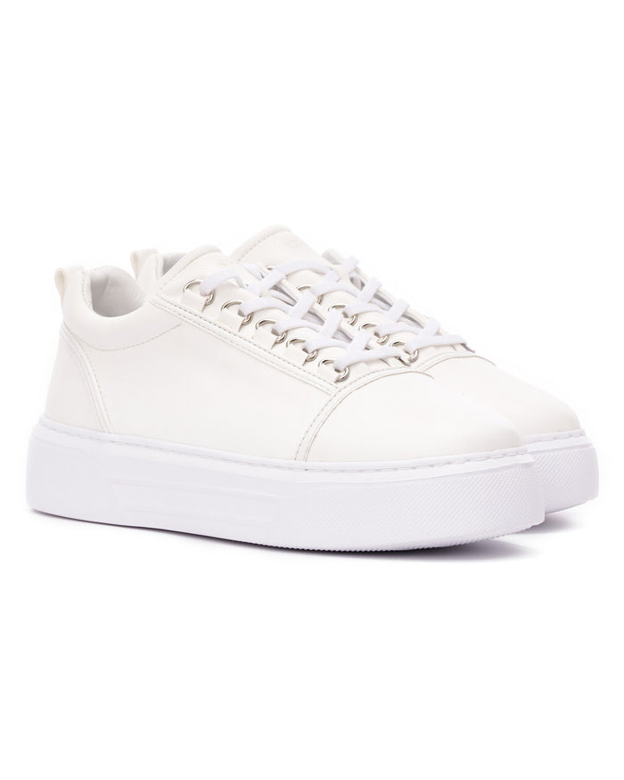 Martin Valen men's Trine white casual sneakers, close three-quarter view with neatly laced uppers and visible metal eyelets