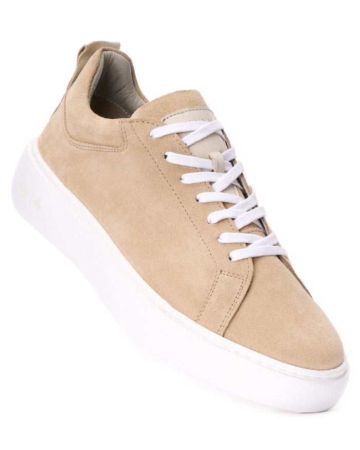 Martin Valen SOSi beige genuine leather sneaker, low-angle view highlighting the tongue, white laces and sole
